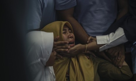 Keluarga korban jatuhnya pesawat Lion Air JT-610 rute Jakarta-Pangkalpinang berada di ruang kedatangan Bandara Depati Amir, Pangkalpinang, Bangka Belitung (29/10/2018). 