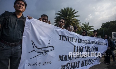 Keluarga korban jatuhnya pesawat Lion Air JT610 melakukan aksi di Taman Aspirasi Monas, Jakarta, Kamis (13/12/2018).