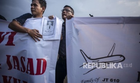 Keluarga korban jatuhnya pesawat Lion Air JT610 melakukan aksi di Taman Aspirasi Monas, Jakarta.