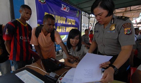  Keluarga korban jatuhnya pesawat Trigana Air mengikuti proses pendataan oleh tim DVI Polda Papua di kantor Dirjen Perhubungan Udara, Sentani, Jayapura, Papua, Senin (17/8).   (Antara/Lucky R)