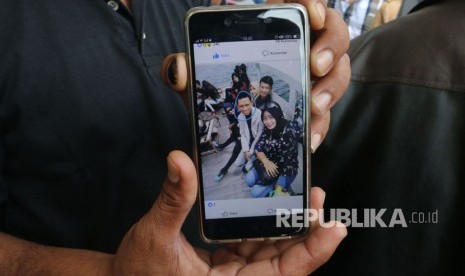 Keluarga korban kapal tenggelam KM Sinar Bangun menunjukkan foto anggota keluarganya yang merupakan penumpang hilang bernama Sarsubhan alias Yusuf (kedua kanan), di posko Pelabuhan Tigaras, Simalungun, Sumatera Utara, Rabu (20/6).