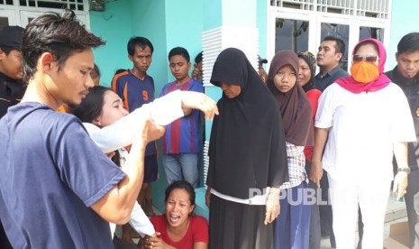 Keluarga korban kebakaran gudang Kosambi histeris usai melihat nama korban luka yang dirawat di RSU BUN. Kamis (26/10).