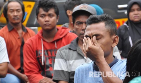 Keluarga korban kebakaran pabrik korek gas api menangis saat menunggu proses identifikasi di Rumah Sakit Bhayangkara Polda Sumut di Medan, Sumatera Utara, Sabtu (22/6)