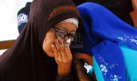  Keluarga korban menangis saat mengetahui keluarganya meninggal dunia dalam kecelakaan kapal Bahuga Jaya saat tiba di Rumah Sakit Krakatau Medika Cilegon, Banten, Rabu (26/9).  (Agung Supriyanto/Republika)