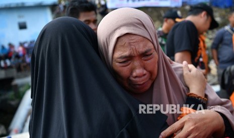 Keluarga korban menangis usai melihat sejumlah barang yang diduga dari korban tenggelamnya KM Sinar Bangun di Danau Toba, Sumatera Utara, Rabu (27/6).