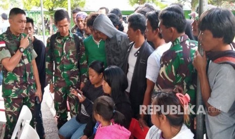 Keluarga korban mendatangi Kodim 1702 Jayawijaya untuk mengetahui kondisi keluarganya yang diduga menjadi korban penembakan Kelompok Kriminal Bersenjata (KKB) di Wamena, Papua, Selasa (4/12/2018).