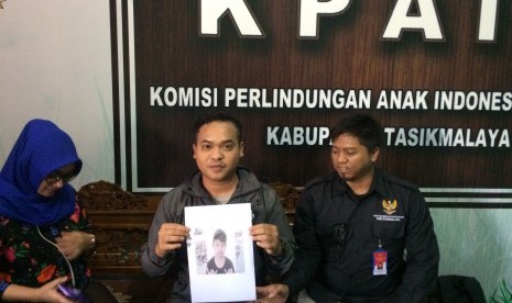 Keluarga korban menunjukkan foto anaknya yang kabur dari rumah, Rabu  (9/10). 