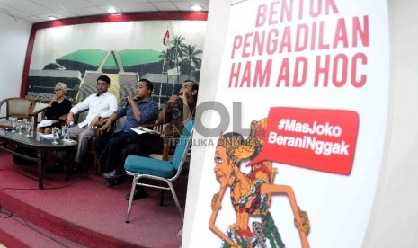 Keluarga Korban Pelanggaran HAM Masa lalu, Maria Catarina Sumarsih (kiri) dan Anggota DPR RI komisi III M.NaPenuntasan Kasus HAM Beratsir Djamil (kedua kiri) serta perwakilan LSM Kontras menjadi pembicara pada diskusi publik yang bertema 