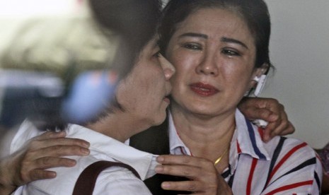 Keluarga korban penumpang pesawat Air Asia QZ 8501 di Crisis Center, Bandara Internasional Juanda, Surabaya (Selasa (30/12).