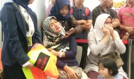 Keluarga korban pesawat Lion Air JT610 yang jatuh di Bandara Depati Amir, Pangkalpinang, Kepulauan Bangka Belitung, Senin (29/10).