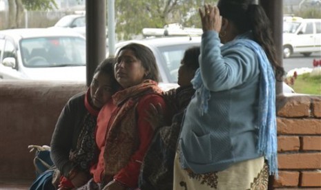 Keluarga korban pesawat menunggu informasi mengenai kecelakaan pesawat Tara Air di Bandara Domestik Pokhara, Nepal, Rabu, 24 Februari 2016.