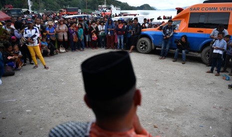 Keluarga korban tenggelamnya KM Sinar Bangun bersama warga mengikuti doa lintas agama di dermaga Tigaras, Danau Toba, Simalungun, Sumatera Utara, Minggu (1/7).