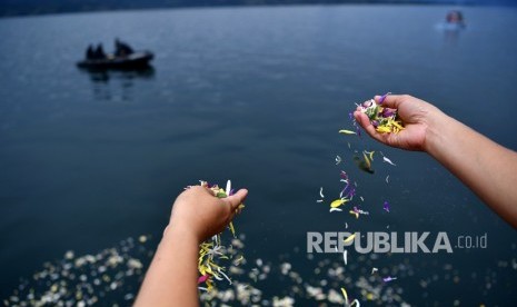 Families of MV Sinar Bangun victims sow flowers at Lake Toba, North Sumatra, Monday (July 2).