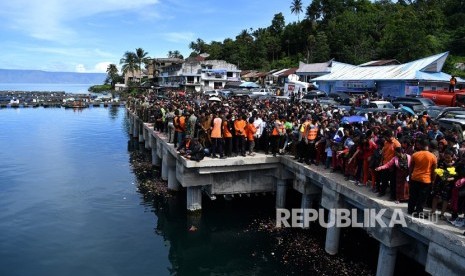 Keluarga korban tenggelamnya KM Sinar Bangun menabur tabur bunga di Dermaga Tigaras, Danau Toba, Simalungun, Sumatera Utara, Selasa (3/7). 