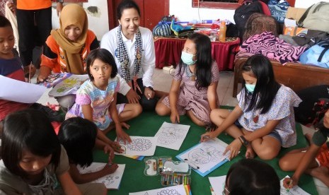 Keluarga korban tenggelamnya KM Sinar Bangun menangis saat mendengar penjelasan Basarnas di kantor Bupati Simalungun, Sumatera Utara, Minggu (1/7).