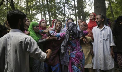 Keluarga korban tewas menangis saat pemakaman massal empat warga sipil di Desa Aripantha, Srinagar, Kashmir yang dikuasai India, Selasa, 16 Agustus 2016. Lima pengunjuk rasa tewas oleh pasukan keamanan dalam bentrokan massa. 