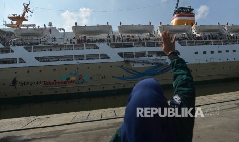 Keluarga melambaikan tangan saat kepergian KM Unsini di Pelabuhan Tanjung Priok, Jakarta, Ahad (18/6). 