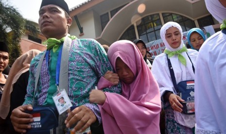  Calon Jamaah Haji Depok Diminta Waspadai Sejumlah Penyakit. Foto: Keluarga melepas keberangkatan jemaah calon haji Kloter 30 di Depok, Jawa Barat, Rabu (25/7).