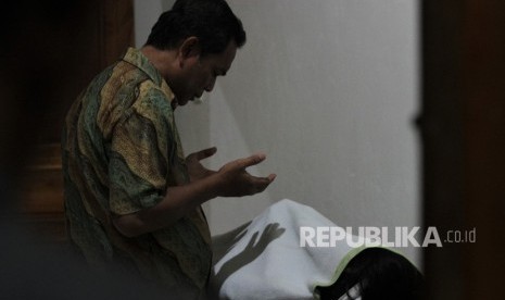 Keluarga memanjatkan doa untuk almarhum Immawan Randi (21) di RS Abunawas Kendari, Kendari, Sulawesi Tenggara, Kamis (26/9/2019).