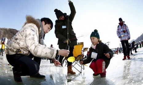 Liburan musim dingin di Hwacheon Sancheoneo Ice Festival yang terletak Hwacheon-gun, Gangwon