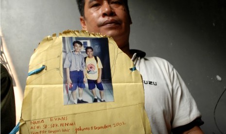 Keluarga menujukan foto semasa hidup Evan Christoper Situmorang yang meninggal. Evan sebelumnya diduga meninggal usai mengikuti masa orientasi siswa di SMP Flora, Pondok Ungu, Bekasi, Jawa Barat, Senin (3/8). 