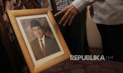 Keluarga menunjukan foto Almarhum Mantan Menteri Agama Maftuh Basyuni di rumah duka, Jakarta, Selasa (20/9) malam.