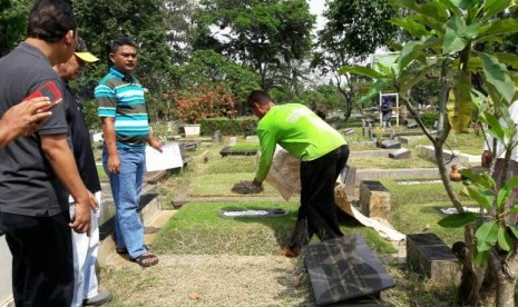 Keluarga menyiapkan makam untuk almarhumah January Christy, Jumat (16/9), di TPU Jeruk Purut.