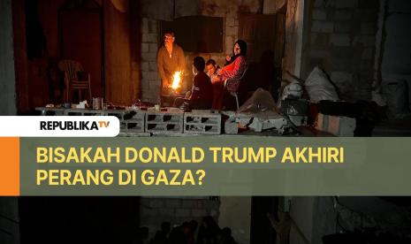 Keluarga Palestina berkumpul di sekitar api unggun untuk menghangatkan diri saat mengungsi di sebuah bangunan yang rusak, di Khan Yunis, Gaza, Rabu (4/12/2024). 