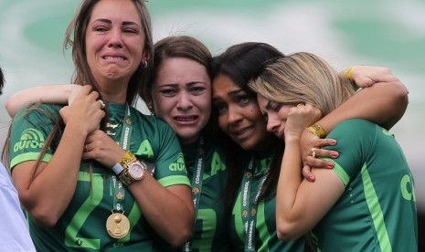 Keluarga pemain Chapecoense yang menjadi korban tewas kecelakaan pesawat terharu sebelum laga persahabatan tim melawan Palmeiras di Arena Conda, Chapeco, Brasil, Sabtu (21/1). Ini adalah laga pertama Chapecoense pascakecelakaan maut pada akhir November 201