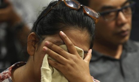 Keluarga penumpang AirAsia QZ8501 menangis menanti kabar.