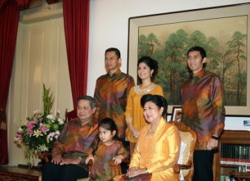 Keluarga Presiden Susilo Bambang Yudhoyono (SBY) berpose di Istana usai acara sungkeman, Rabu (31/8). Usai acara ini digelar open house bagi masyarakat umum.