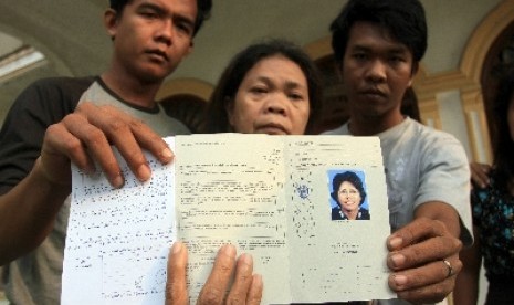 Keluarga salah satu penumpang pesawat Malaysia Airlines dengan nomor penerbangan MH370, Surti Dahlia, menunjukkan surat izin mengemudi (SIM) internasional keluarganya yang turut menjadi korban.