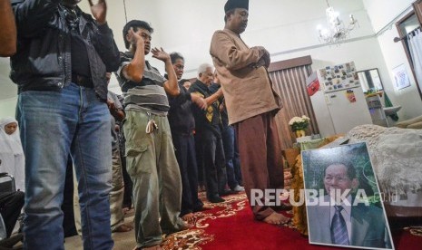 Keluarga serta kerabat menyolatkan jenazah almarhum aktivis Gerakan Mahasiswa Sosialis (GMSos) Rahman Tolleng di Cipedes, Bandung, Jawa Barat, Selasa (29/1/2019). 