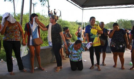 Keluarga tahanan menangis di luar komplek penjara Anisio Jobim Prison Complex di Manaus, negara bagian Amazonas, Brasil, Senin (27/5). 