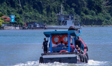 Keluarga terpidana mati menaiki perahu menuju Pulau Nusakambangan, di Dermaga Penyeberangan Wijayapura, Cilacap, Jawa Tengah, Selasa (26/7). 