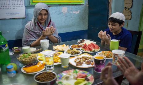 Ahli Gizi: Jaga Pola Makan Selama Ramadhan Penting. Keluarga umat Muslim Bangladesh berdoa sebelum berbuka puasa di rumahnya pada bulan suci Ramadhan di Dhaka, Bangladesh, Rabu (13/5). 