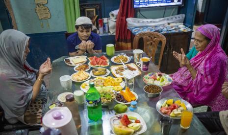 Keluarga umat Muslim Bangladesh berdoa sebelum berbuka puasa di rumahnya pada bulan suci Ramadhan di Dhaka, Bangladesh, Rabu (13/5). 