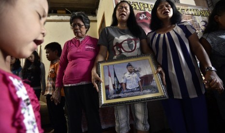 Keluarga WNI yang disandera kelompok Abu Sayyaf, Femy Wowor (kedua kanan) dan Djariana Pakade (ketiga kanan), istri dan ibu kandung dari Julian Philip mengikuti ibadah keselamatan di kediaman mereka di Desa Sasaran, Minahasa, Sulawesi Utara, Rabu (6/4).