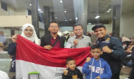 Keluarga WNI yang terdiri dari Muhammad Husein (kedua kiri), kedua anaknya yang juga WNI, serta istrinya yang adalah warga Palestina (pertama kiri) telah dievakuasi dari Gaza pada Ahad (12/11/2023). 