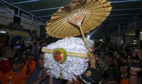 Keluraga dan kerabat serta Tim Sar membawa jenazah pendaki Gunung Merapi, Eri Yunanto (21) saat prosesi pemakaman di Dusun Biru, Trihanggo, Gamping, Sleman, Yogyakarta, Selasa (19/5) malam. 