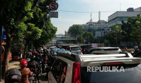 Kemacetan arus lalu lintas yang parah terjadi di ruas Jalan Warung Buncit Raya hingga Jalan Mampang Prapatan Raya, Jakarta Selatan, Senin (10/4). 