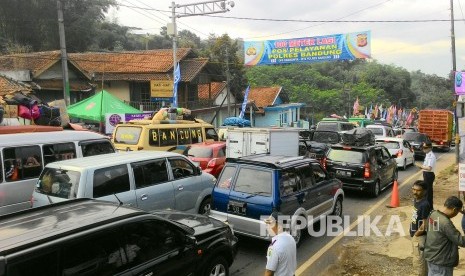 Kemacetan arus mudik di Nagreg, Kabupaten Bandung, Ahad (3/7). (Republika/Umar Mukhtar).