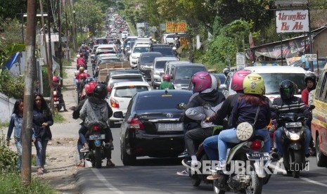 Kemacetan cukup padat terjadi di Jalan Tangkuban Parahu, Kecamatan Lembang, Kabupaten Bandung Barat, Ahad (1/1). 