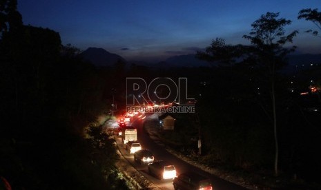   Kemacetan cukup parah yang terjadi saat arus balik di Jalan Raya Tasik-Bandung di Kab Garut, Jawa Barat, Ahad (11/8).   (Republika/Adhi Wicaksono)