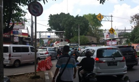 Kemacetan di depan Stasiun Lenteng Agung karena angkot yang ngetem.