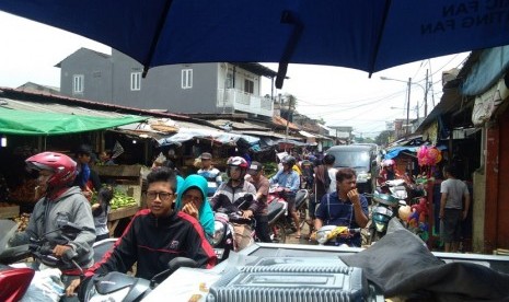 Kemacetan di jalan depan Pasar Bantar Gebang. PKL membuka lapak dagangannya hampir memakan separuh jalan, menyebabkan jalan tersebut macet. Belum lagi banyaknya sampah yang berserakan serta genangan air ketika hujan, membuat jalan tersebut kian tidak nyaman dilewati.