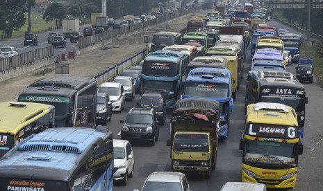 Kemacetan di jalan tol (ilustrasi).