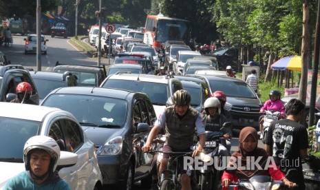 Kemacetan di kawasan Dago, Kota Bandung, arah jalan alternatif menuju Lembang, Kabupaten Bandung Barat, Ahad (24/12).