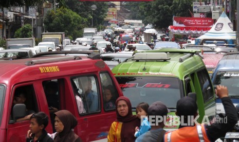 Kemacetan di kawasan di Alun-alun, Kota Bandung, Rabu (27/12).