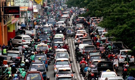 Kemacetan di ruas jalan Margonda Raya, Kota Depok, Jawa Barat, Jumat (21/6/2019). 